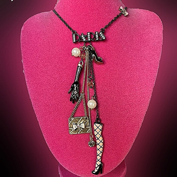 RARE Vintage! BETSEY JOHNSON Paris Is Always A Good Idea Drop Charm Necklace. - Picture 4 of 17